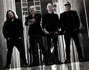 Zespół Latające Talerze w artystycznym oświetleniu tworzącym klimatyczną atmosferę sesji zdjęciowej.