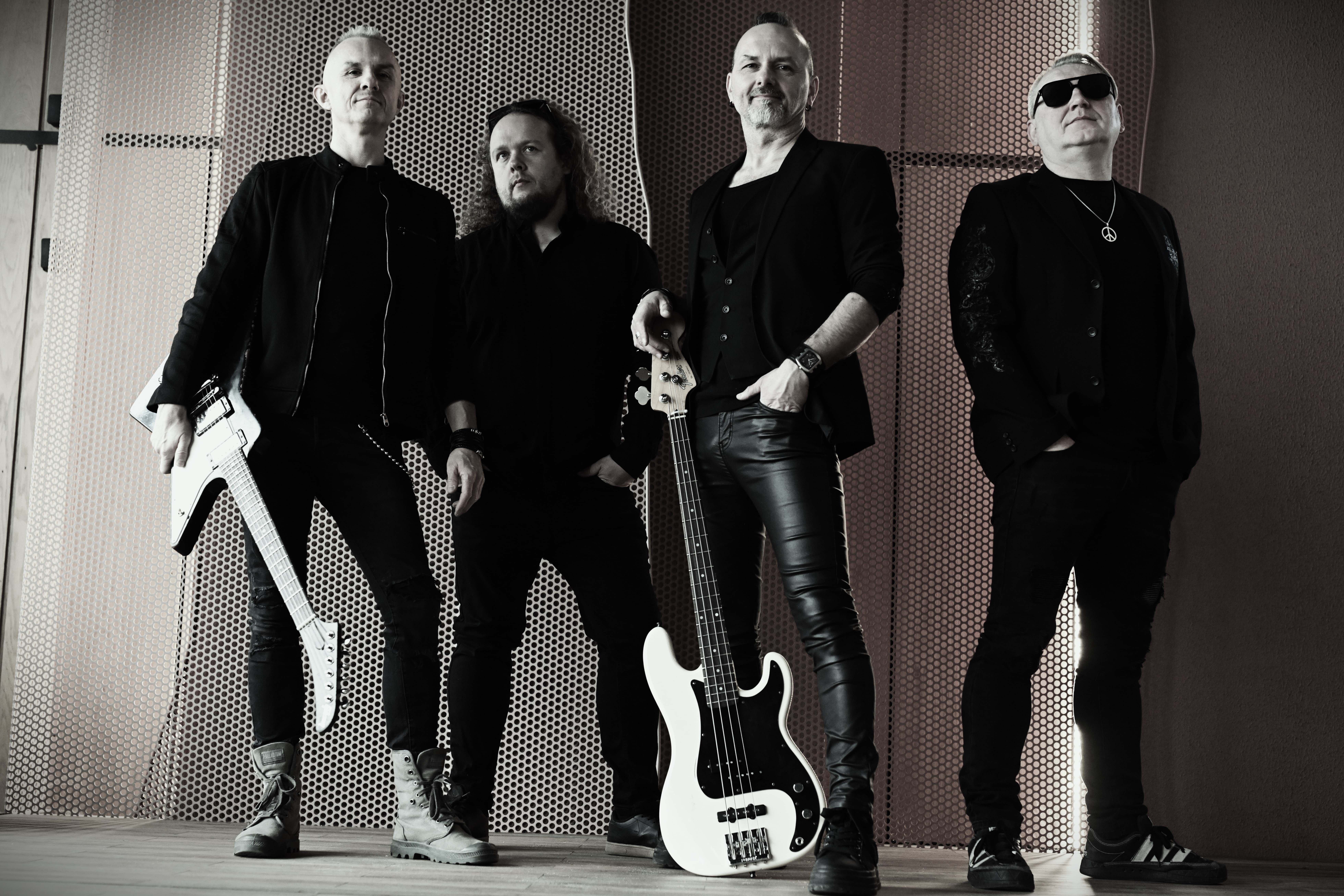 Zespół coverowy Latające Talerze podczas profesjonalnej sesji zdjęciowej w 2026 roku