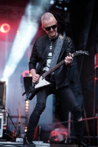 Gitarzysta grający na scenie podczas koncertu Balony nad Krosnem 2025 w Krośnie