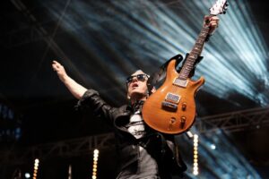 Gitarzysta grający na scenie podczas koncertu Balony nad Krosnem 2025 w Krośnie
