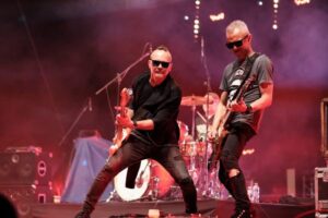 Gitarzysta i basista grający na scenie podczas koncertu Balony nad Krosnem 2025 w Krośnie