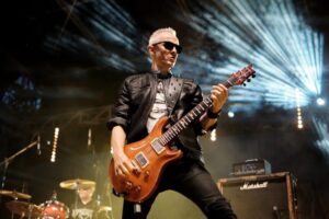 Gitarzysta grający na scenie podczas koncertu Balony nad Krosnem 2025 w Krośnie